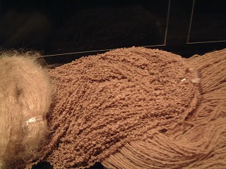 栗いがで染めた毛糸