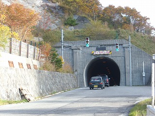 信号のついたトンネル